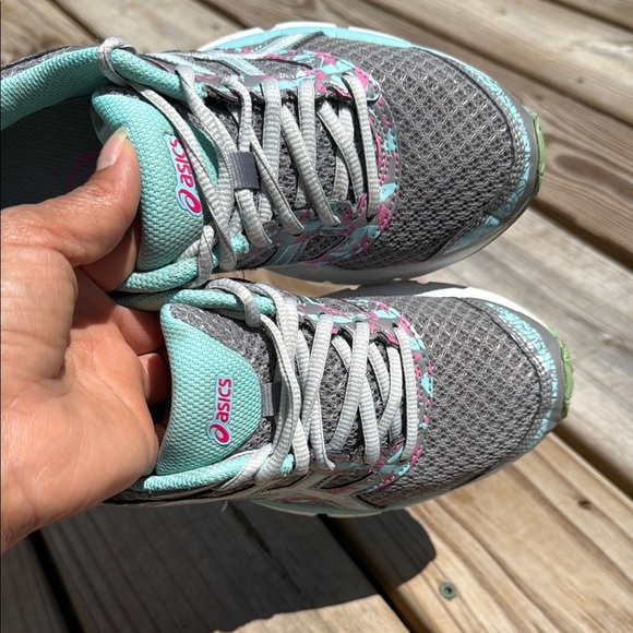 ASICS Size 7 Gray and Green Athletic Shoes with Breathable Mesh - Picture 9 of 11